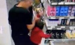 Markette skandal anlar! Küçük çocuğu tekmeledi: Video haber…