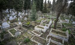 Mezarlıktan kefenlenmiş oyuncak bebek çıktı