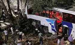 Katliam gibi kaza! Yolcu otobüsü şarampole yuvarlandı: Çok sayıda ölü ve yaralı var