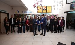 Başkan Yılmaz’dan anlamlı ziyaret! Öğretmen ve öğrencilerle bir araya geldi! Öğrencilerin sıcak ilgisiyle karşılandı