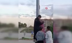 Çocukların bayrak hassasiyeti duygulandırdı! Direğe böyle tırmandılar