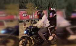 Motosikletiyle ön kaldırdı, kayarak böyle düştü!