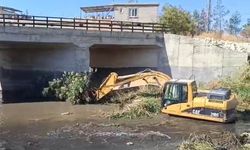 Nizip Belediyesi’nden temizlik atağı! Sel riskine karşı dere yataklarını temizlediler