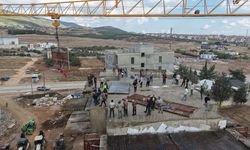 Nurdağı'nda deprem konutlarında son kalıp davul zurna eşliğinde yerine kondu