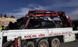 Gaziantep'te korkunç kaza! Otomobil orta refüje çarptı! Ölü ve yaralılar var