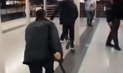 Metroda ortalık fena karıştı! Yumruklar havada uçuştu…