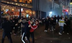 Taraftarlar birbirine girdi! Mahalle savaş alanına döndü: Yaralılar var