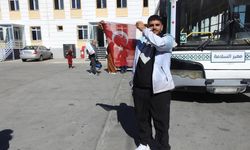 Suriyeli Muhammed'in hüzünlü vedası! Türk bayrağını öperek ülkesine döndü…