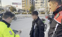 Ehliyetsiz kaçışın bedeli ağır oldu! 15 yaşındaki sürücüye 45 bin 746 lira ceza…