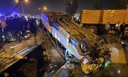 Ortalık savaş alanına döndü! Yolcu minibüsü ile otomobil çarpıştı: 10 yaralı