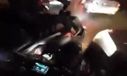 Tehlikeli sürüş sonu kaza! Hızla giden motosikletliye başka motosikletli böyle çarptı…