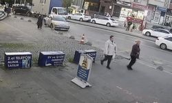 Facia ucuz atlatıldı! Kamyonet durağa daldı: Kaza anı kamerada…