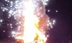 Alev alan otomobil bomba gibi patladı