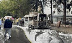 Park halindeki minibüs küle döndü! O anlar kamerada…