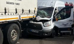 Gaziantep'te minibüs tıra arkadan çarptı: Yaralılar var!