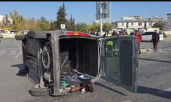Gaziantep'te kavşakta kaza: Araç devrildi!