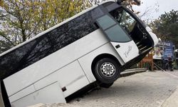 Facianın eşiğinden dönüldü! Tur otobüsü şarampole düştü