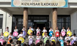 Kızılhisar İlkokulu’nda öğretmenler günü renkli gösterilerle kutlandı