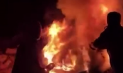 Gaziantep’te alev alan araçtaki 5 kişiyi kurtardı