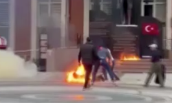 Bir şahıs kaymakamlık önünde kendini yaktı