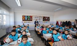 Tahmazoğlu’ndan okulunu temiz tutan öğrencilere hediye