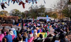 Yılmaz gençlerle kampüste bir araya geldi