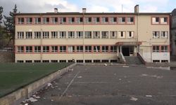 Gaziantep’in komşu ilinde yarım asırlık okul yıkılmayı bekliyor!