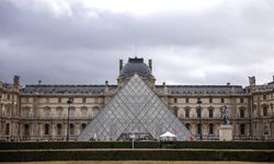 Önce soygun şimdide sızıntı: Louvre Müzesi’nde 400 Kitap hasar gördü!