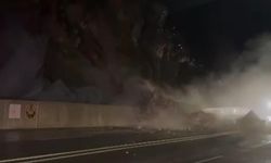 Van- Hakkari yolunda heyelan: Yol kapandı!