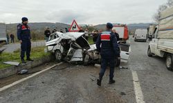 Feci kaza! Kamyona çarpan otomobil hurdaya döndü! Ölü ve yaralılar var