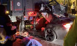 Lüks otomobil kamyona ok gibi saplandı! Ölü ve yaralılar var