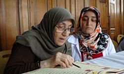 Fatma teyzenin Kur'an-ı Kerim öğrenme azmi örnek oluyor