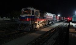 Hemzemin geçitte facia gibi kaza! Yük treni otomobile çarptı! Yaralılar var…