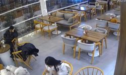 Kontrolden çıkan otomobil kafeteryaya girdi! Saniyelerle kurtuldular