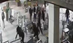 Baba-oğuldan kan donduran saldırı! Palayla çevredeki kişilere saldırdılar! Dehşet anları kameraya anbean yansıdı