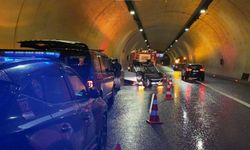 Sağanak yağış kazayı beraberinde getirdi! Otomobil tünel’de takla attı