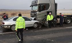 Feci kaza! Otomobille tır kafa kafaya çarpıştı: Ölü ve yaralılar var…