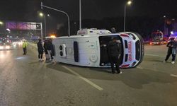 Otomobille çarpışan ambulans devrildi