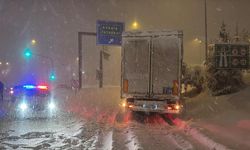 Kar kalınlığı 40 santimetreyi geçti: Bolu dağına bazı araçların geçişi durduruldu!