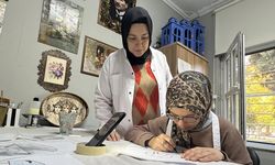 Gaziantep’te görme engelli Zeynep zorluklarını resim yaparak aşıyor! “Resim çizdikçe mutlu oluyorum”