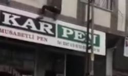 Gaziantep'te balkondan sarkan çocuğu kurtardılar!