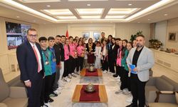 Gaziantep’in şampiyonlarından Başkan Şahin’e ziyaret! Kazandıkları kupalar hakkında bilgi verdiler…