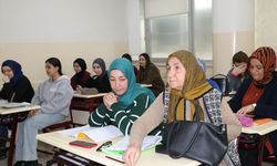 Gaziantepli Zeliha teyze İngilizce öğrenme azmiyle örnek oluyor! Eğitim sıralarına yeniden oturdu