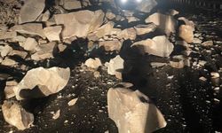 Birecik'te kayalar yolu trafiğe kapattı