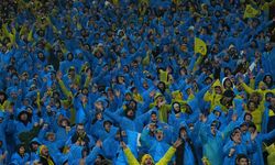 Süper Kupa finalinde tribünler doldu! Taraftarlara yağmurluk dağıtıldı…