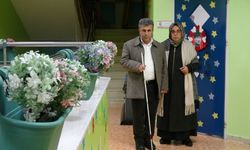 Gaziantep’te engelli eşine gözü gibi bakıyor…