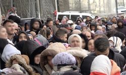 100 liralık alışveriş için dondurucu soğukta saatlerce beklediler