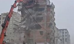 Ağır hasarlı bina tek dokunuşla yerle bir oldu! Video haber…