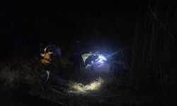 Feci kaza! Refüje çarpan otomobil, dere yatağına düştü! Ölü ve yaralılar var