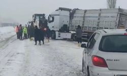 Gaziantep'te kontrolden çıkan tır yolu kapattı, kilometrelerce araç kuyruğu oluştu